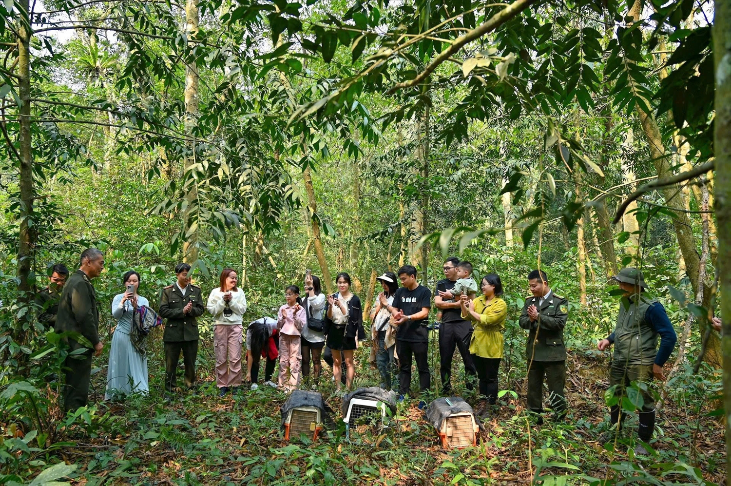 Đoàn khách du lịch đến từ Hà Nội tham gia tour “Về nhà” do VQG Cúc phương tổ chức. (Ảnh: VQG Cúc Phương)