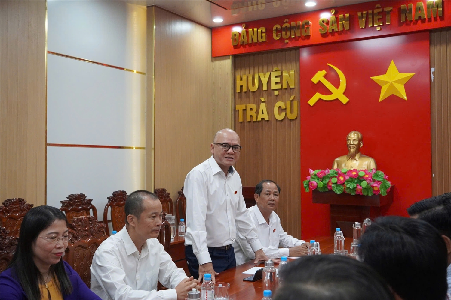 Ông Bế Trung Anh ( người đứng), Ủy viên Chuyên trách Ủy ban Công tác đại biểu của Quốc hội, Đại biểu Quốc hội đơn vị tỉnh Trà Vinh phát biểu tại buổi lễ trao kinh phí tài trợ đến lãnh đạo huyện Trà Cú