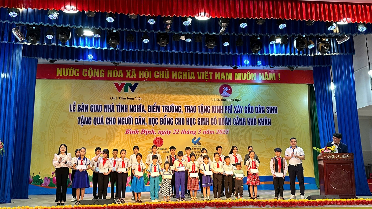 Quỹ Tấm lòng Việt trao học bỗng cho học sinh có hoàn cảnh khó khăn vượt khó học giỏi.