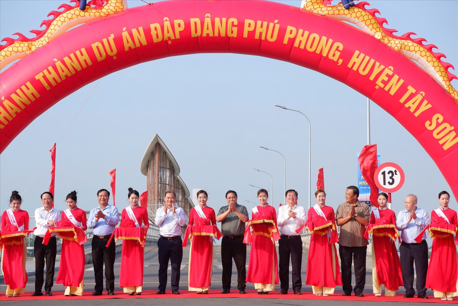 Thủ tướng Chính phủ Phạm Minh Chính cùng các đại biểu cắt băng khánh thành dự án đập Phú Phong.