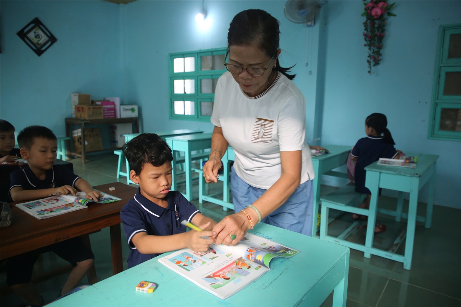 Cô Võ Thị Yến hướng dẫn học sinh đọc chữ theo tranh