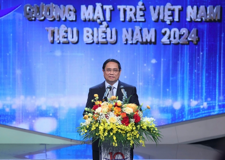 Thủ tướng Phạm Minh Chính phát biểu, tuyên dương 10 Gương mặt trẻ Việt Nam tiêu biểu và 8 Gương mặt trẻ Việt Nam triển vọng năm 2024 - Ảnh: VGP/Nhật Bắc