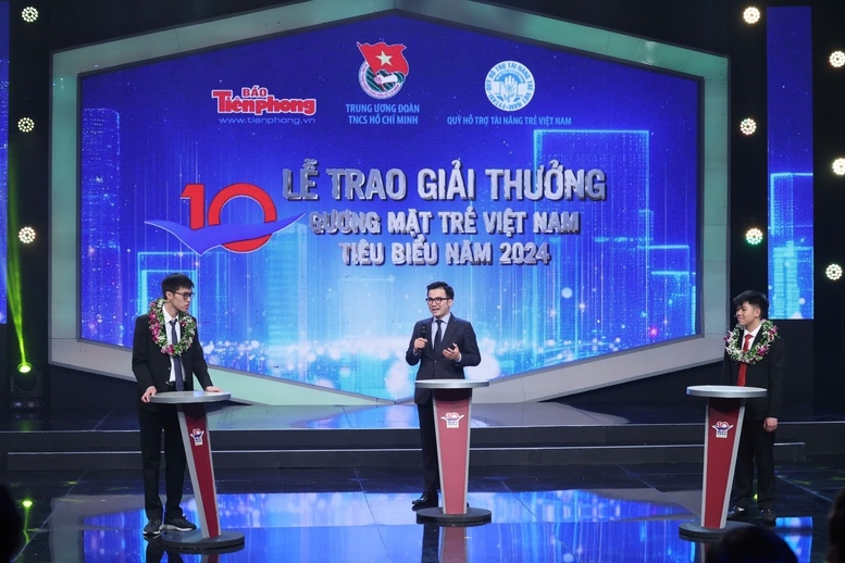 Giao lưu với GS. Trần Xuân Bách và 2 Gương mặt trẻ Việt Nam tiêu biểu 2024: Thân Thế Công và Nguyễn Hữu Tiến Hưng - Ảnh: VGP/Nhật Bắc