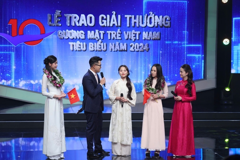 Các Gương mặt trẻ Việt Nam tiêu biểu và triển vọng năm 2024 giao lưu với chương trình - Ảnh: VGP/Nhật Bắc