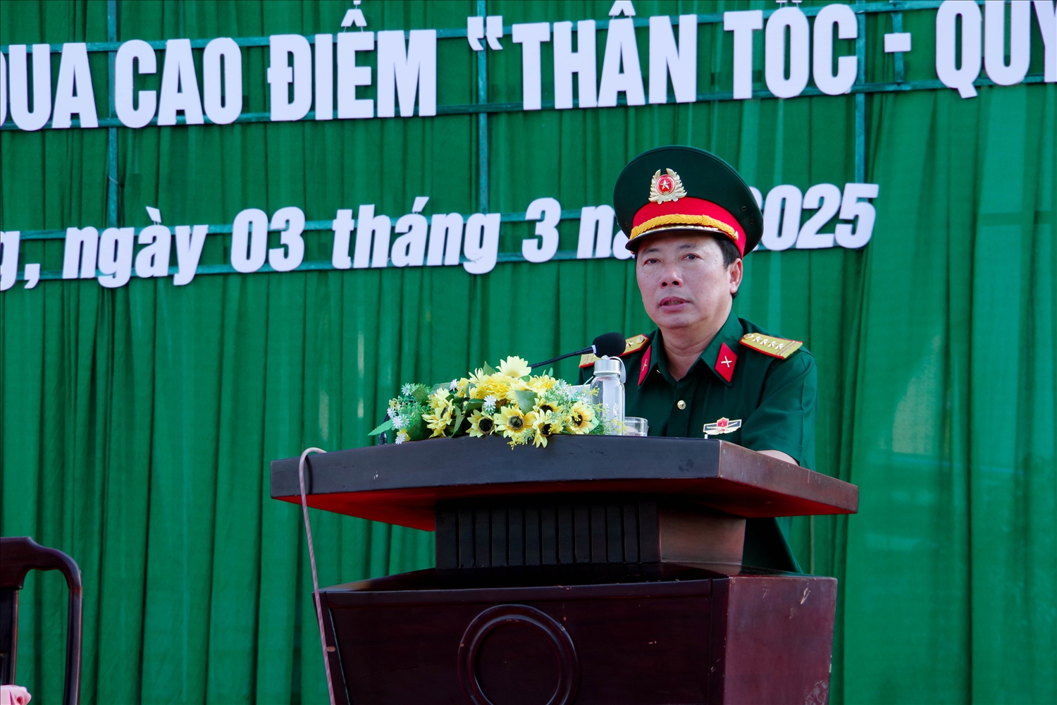 Đại tá Trần Quốc Khởi, Ủy viên Ban Thường vụ Tỉnh ủy, Chỉ huy trưởng Bộ Chỉ huy Quân sự tỉnh Sóc Trăng, phát biểu tại buổi lễ