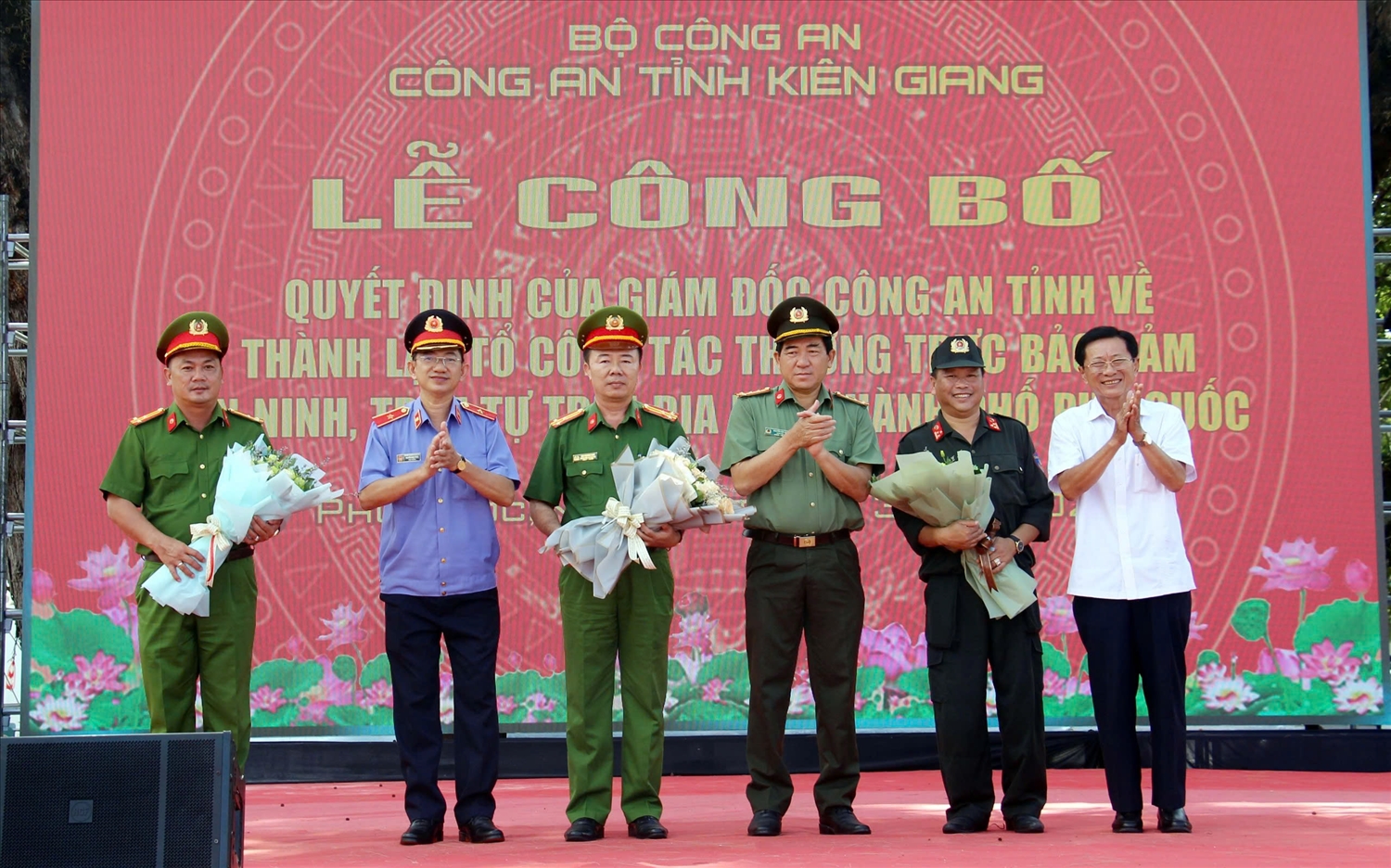 Giám đốc Công an tỉnh Kiên Giang, Viện trưởng Viện Kiểm sát nhân dân tỉnh Kiên Giang, Phó Bí thư Thành ủy Phú Quốc tặng hoa chúc mừng, động viên Tổ công tác thường trực bảo đảm ANTT trên địa bàn TP. Phú Quốc. 