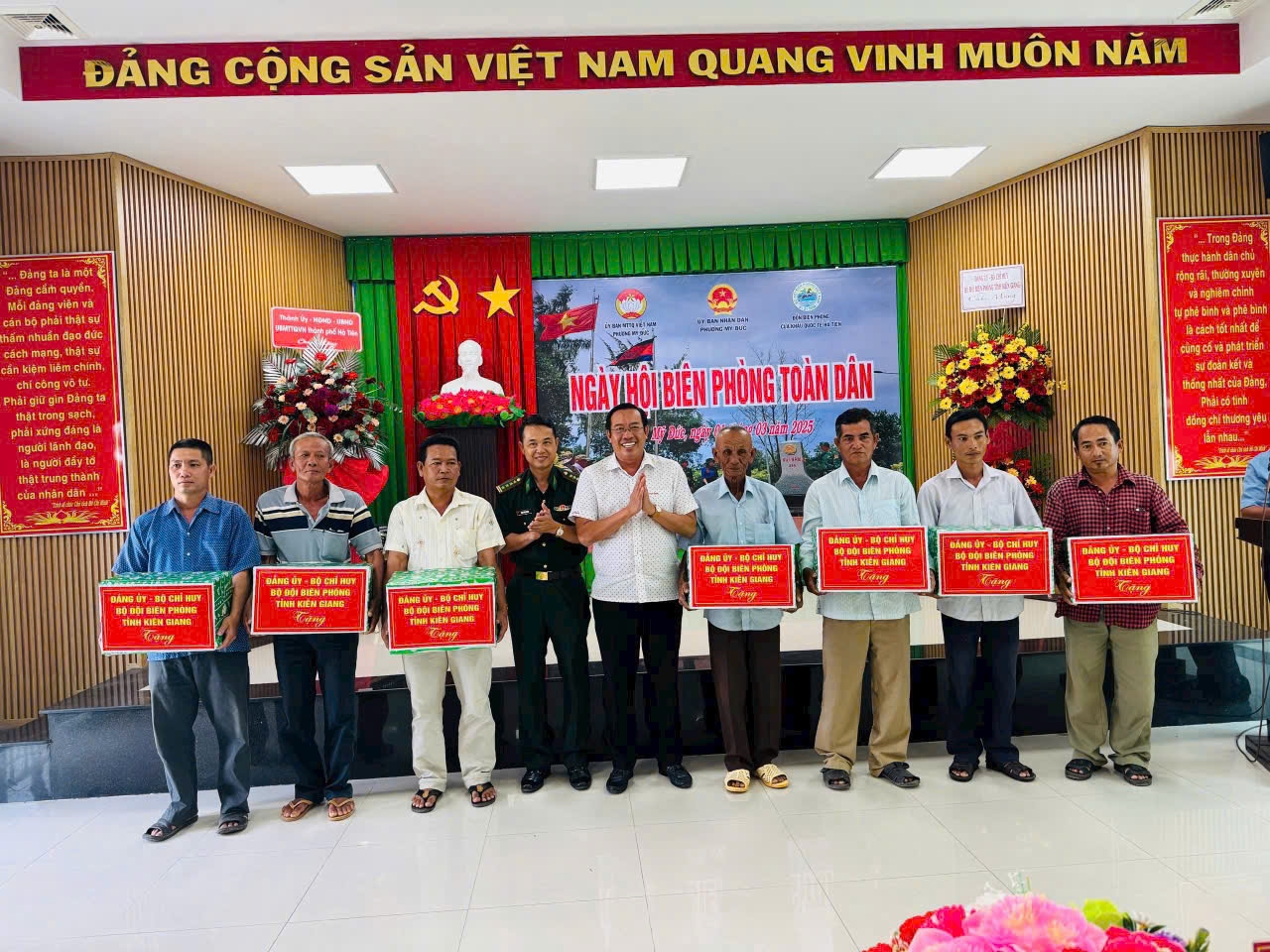 Đại tá Doãn Đình Tránh, Phó Chính ủy Bộ Chỉ huy Bộ đội Biên phòng Kiên Giang và Phó Bí thư Thường trực Thành ủy, Chủ tịch HĐND TP. Hà Tiên Dương Văn Thuận trao quà cho tổ tự quản an ninh, trật tự trên địa bàn phường Mỹ Đức