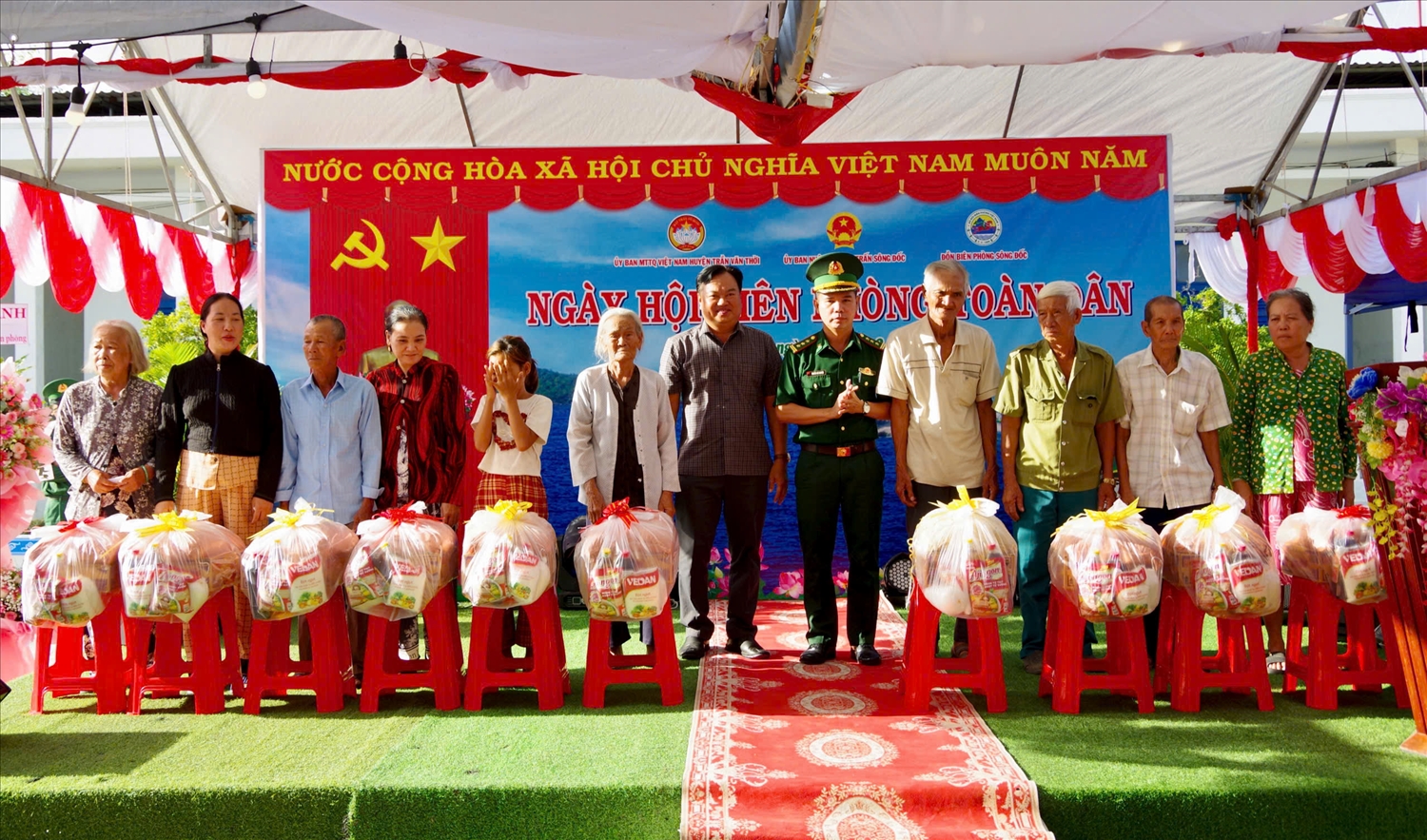 Thượng tá Nguyễn Chí Nguyện, Phó chủ nhiệm Chính trị và lãnh đạo Mặt trận Tổ Quốc huyện U Minh tặng quà cho các gia đình chính sách