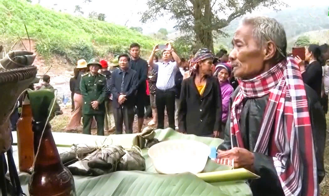 Già Hồ Tót (ngoài cùng bên phải) đang thực hiện nghi lễ cúng Giang Sơn của đồng bào Chứt ở bản Dộ- Tà Vờng, xã Trọng Hóa, huyện Minh Hóa