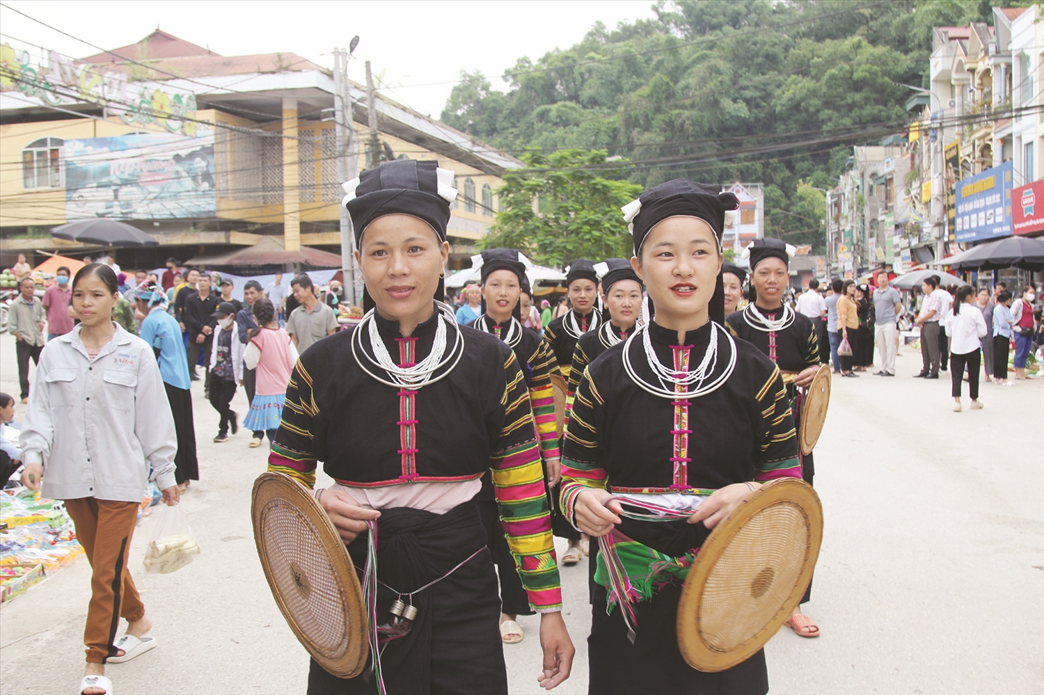 Thiếu nữ Lô Lô xuống chợ phiên Bảo Lạc, Cao Bằng.