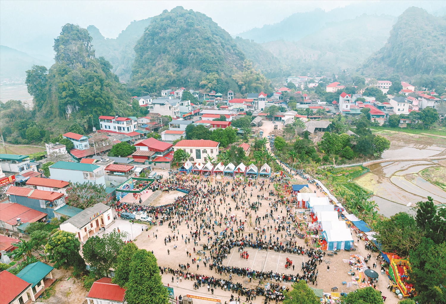 Hoạt động văn hoá, văn nghệ trong Lễ hội xuống đồng của đồng bào các dân tộc trong dịp Tết Doi.