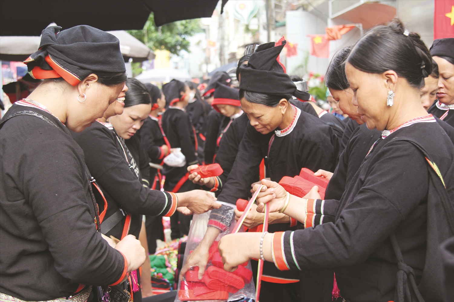 Các mặt hàng thổ cẩm được bày bán tại chợ phiên Bảo Lạc, Cao Bằng.