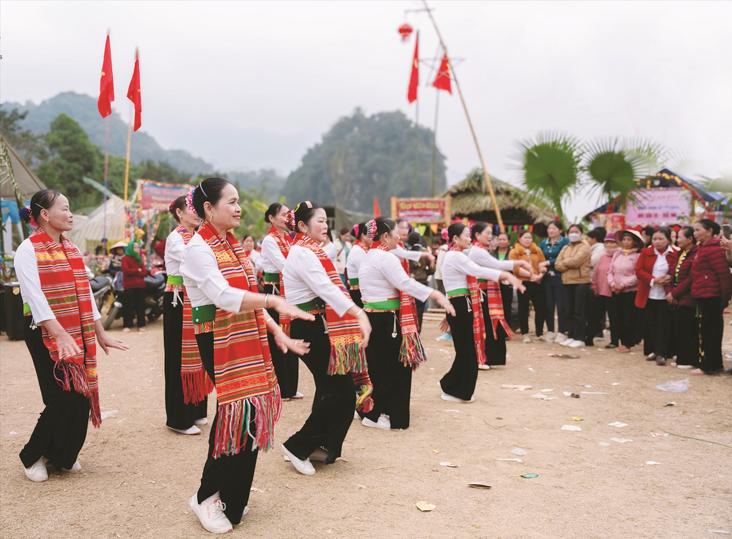 Đồng bào Mường thể hiện các điệu múa trong Tết Doi.