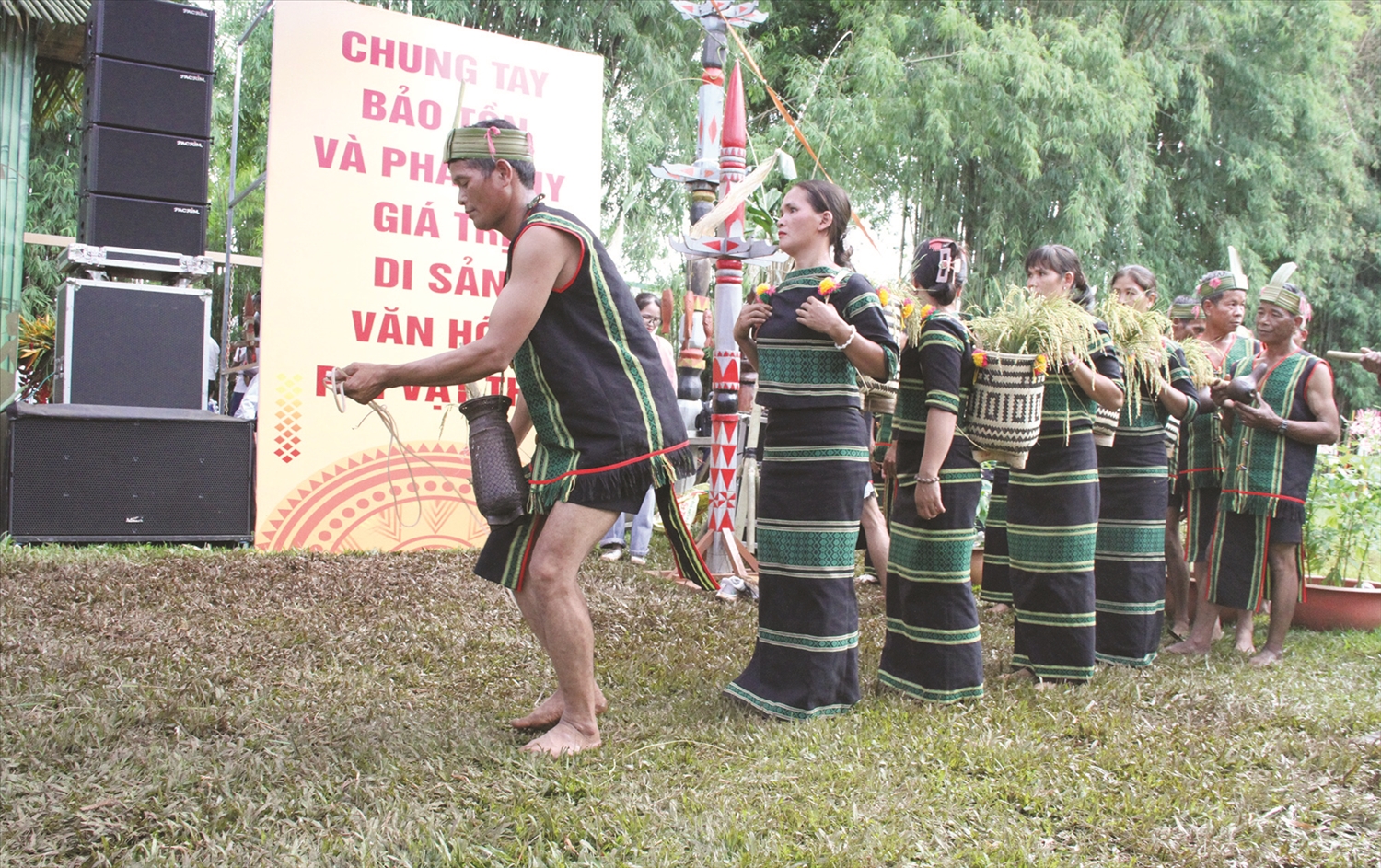 Nghi thức kéo sợi dây từ nơi có những bông lúa thiêng đến chân cột lễ.