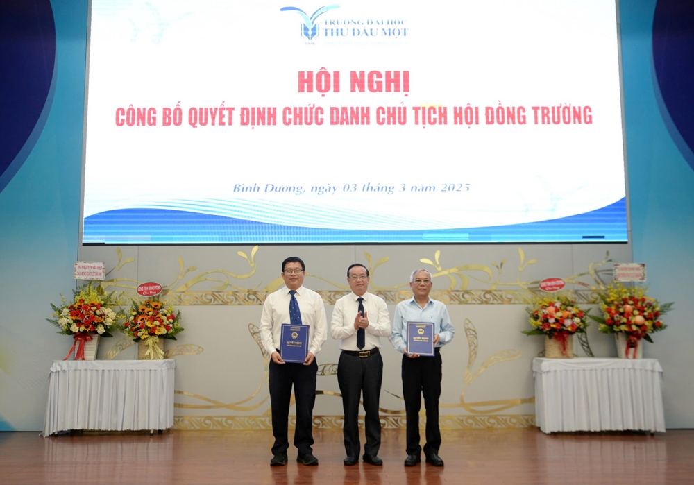 PCT UBND tỉnh Bình Dương Bùi Minh Thạnh (giữa) Trao quyết định nghỉ hưu trước tuổi cho TS Nguyễn Quốc Cường (bìa phải) và PGS - TS Lê Tuấn Anh (bìa trái)