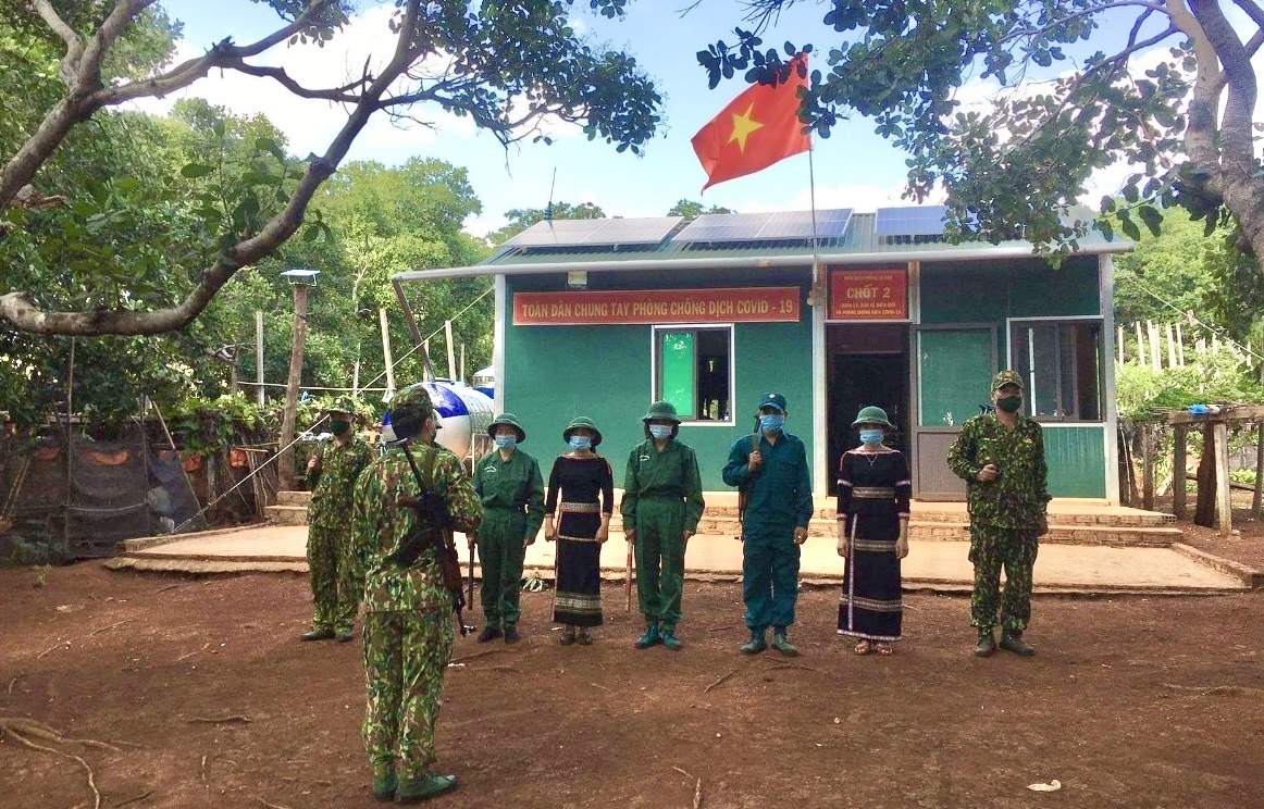 CLB “Phụ nữ tự quản đường biên, cột mốc, dấu hiệu đường biên giới” tham gia tuần tra đường biên giới cùng các chiến sĩ Đồn Biên phòng Ia Nan