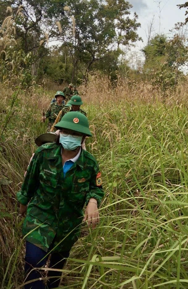 Chị em hội viên phụ nữ tích cực tham gia cùng các chiến sĩ Đồn Biên phòng đứng chân trên địa bàn tuần tra, đảm bảo an ninh biên giới