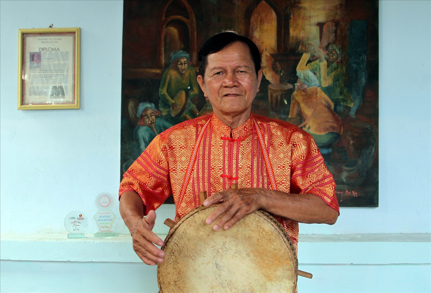 Nhạc sĩ Amư Nhân trình bày ca khúc “Làng Chăm ơn Bác” trên nền trống baranưng. 