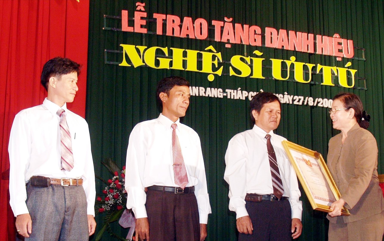 Ngày 27/8/2007, lãnh đạo UBND tỉnh Ninh Thuận trao Bằng chứng nhận danh hiệu Nghệ sĩ Ưu tú của Chủ tịch nước cho Nhạc sĩ Amư Nhân. 