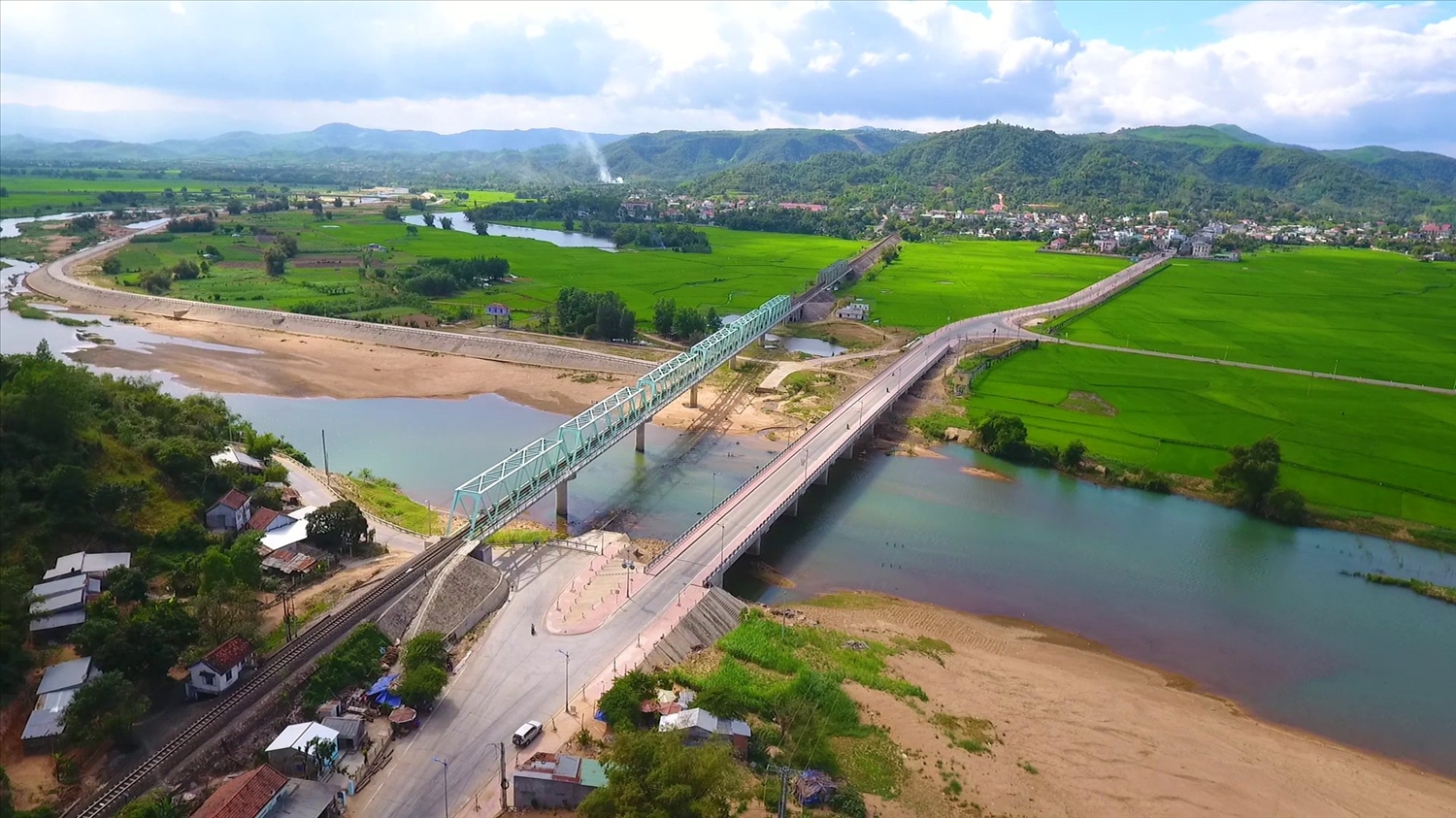 Toàn cảnh thị trấn La Hai (huyện Đồng Xuân, Phú Yên) bên dòng sông Kỳ Lộ (Ảnh: Phương Vũ).