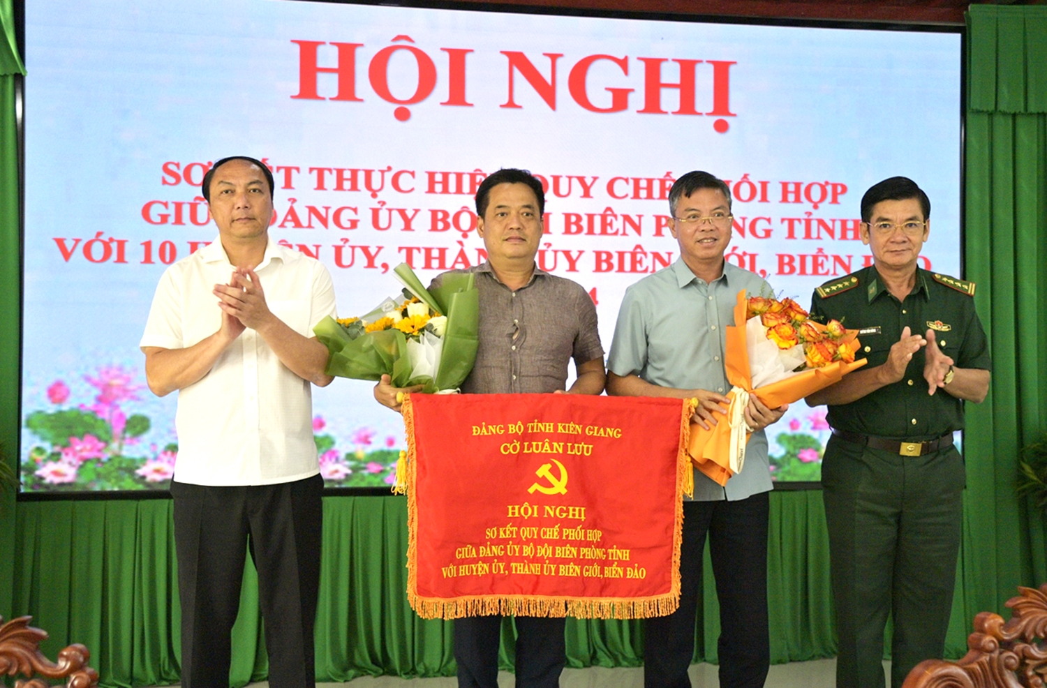 Ông Lâm Minh Thành - Phó Bí thư Thường trực Tỉnh ủy, Chủ tịch HĐND tỉnh Kiên Giang (bìa trái) cùng Đại tá Huỳnh Văn Đông - Chính ủy BĐBP tỉnh Kiên Giang, chứng kiến lãnh đạo Tp. Hà Tiên trao Cờ luân lưu chủ trì phối hợp hoạt động năm 2025 cho lãnh đạo Tp. Phú Quốc