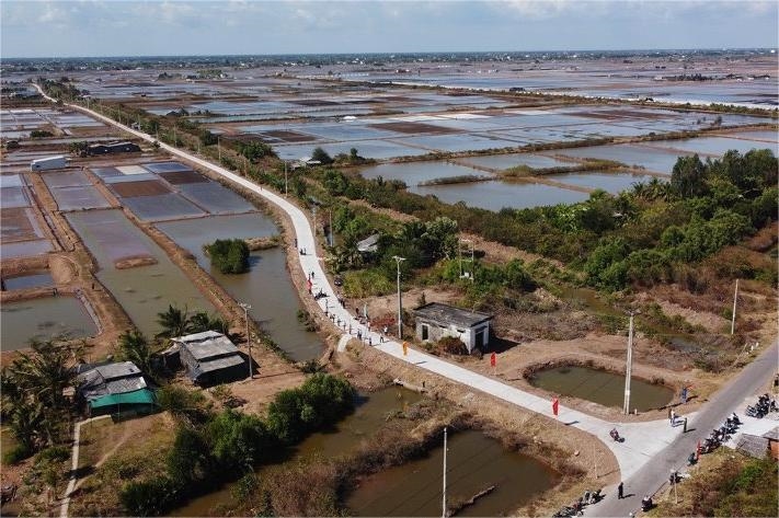 Tuyến đường Trại Sò - Chùa Linh Ứng được thông xe, phục vụ sản xuất nghề muối.