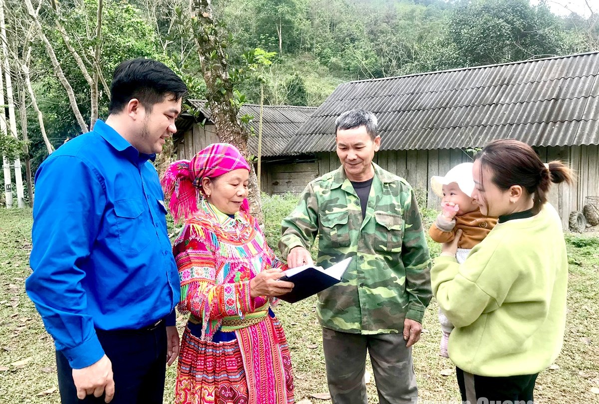 Bà Giàng Thị Chía, Bí thư Chi bộ thôn Ngòi Khù, xã Đạo Viện (Yên Sơn) tuyên truyền các chủ trương, đường lối, chính sách của Đảng, Nhà nước cho bà con dân tộc Mông.