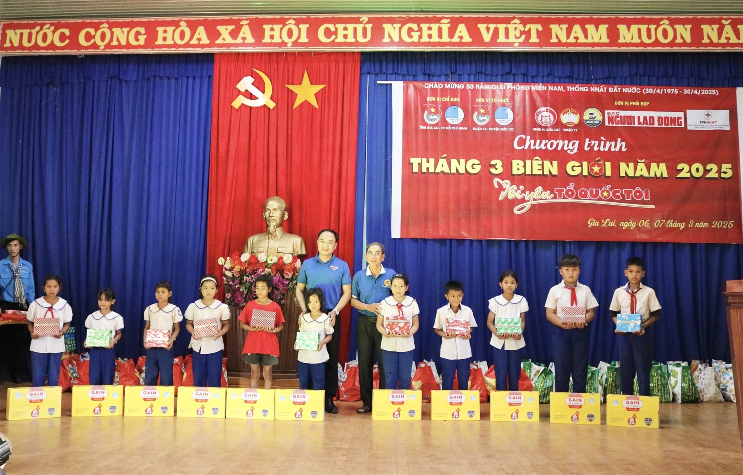 Đoàn công tác trao quà cho các em học sinh khó khăn tại xã Ia Dơk