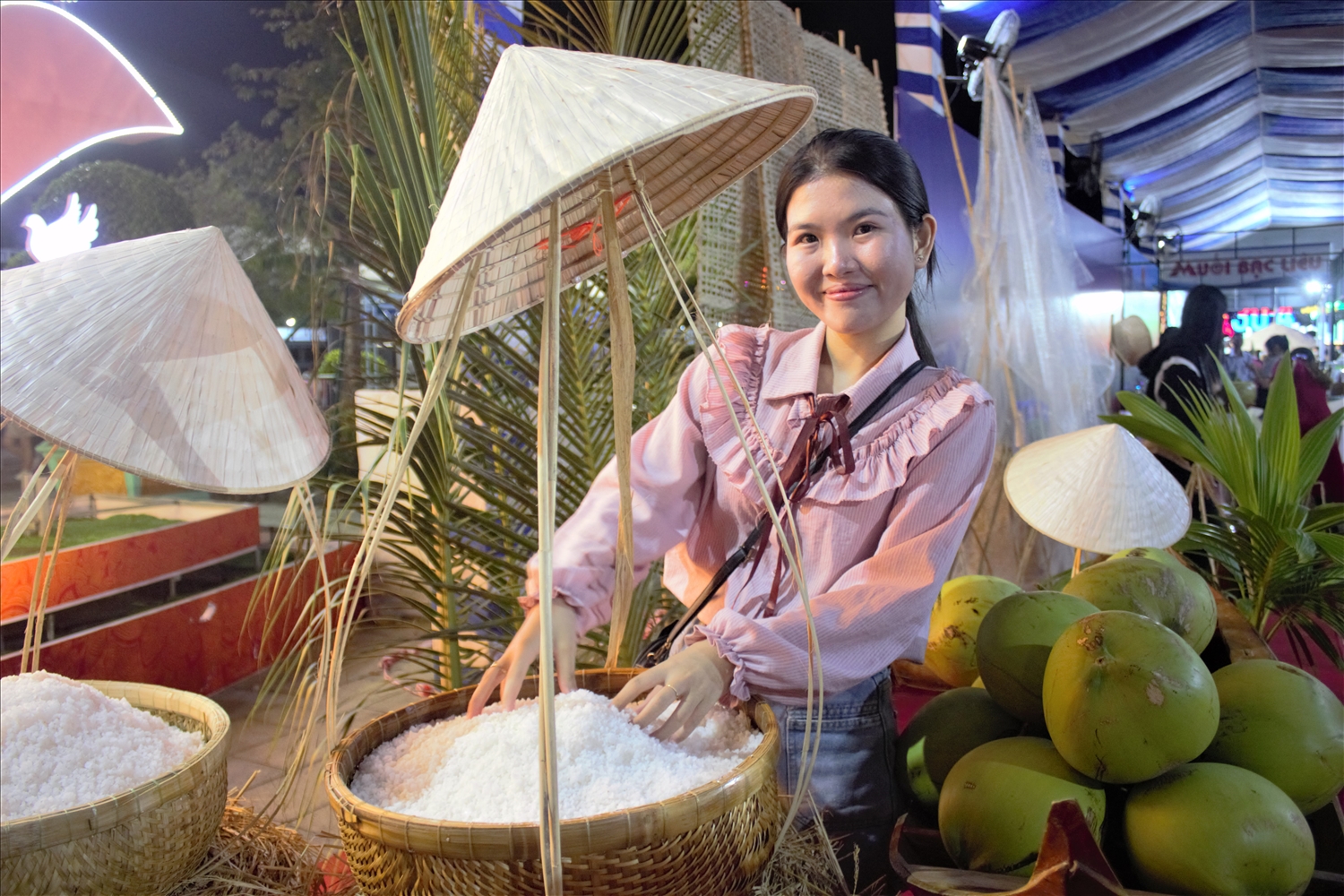 (ẢNH) Festival nghề Muối Việt Nam - Bạc Liêu năm 2025: Đa dạng không gian trưng bày, điểm nhấn với bản đồ Việt Nam làm từ 500kg muối 10