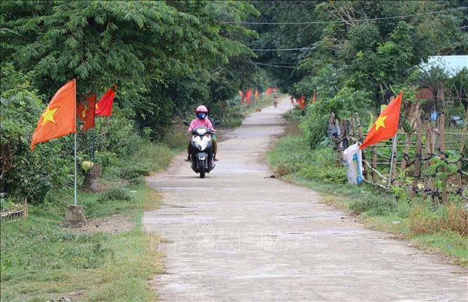 Người dân vùng cao Quảng Bình chấp hành quy định đội mũ bảo hiểm, chở đúng số người quy định khi tham gia giao thông.