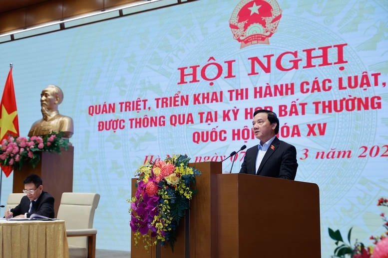 Phó Chủ tịch Quốc hội Nguyễn Khắc Định quán triệt nội dung về kết quả hoàn thiện thể chế về tổ chức bộ máy để thực hiện sắp xếp, tinh gọn tổ chức bộ máy - Ảnh: VGP/Nhật Bắc