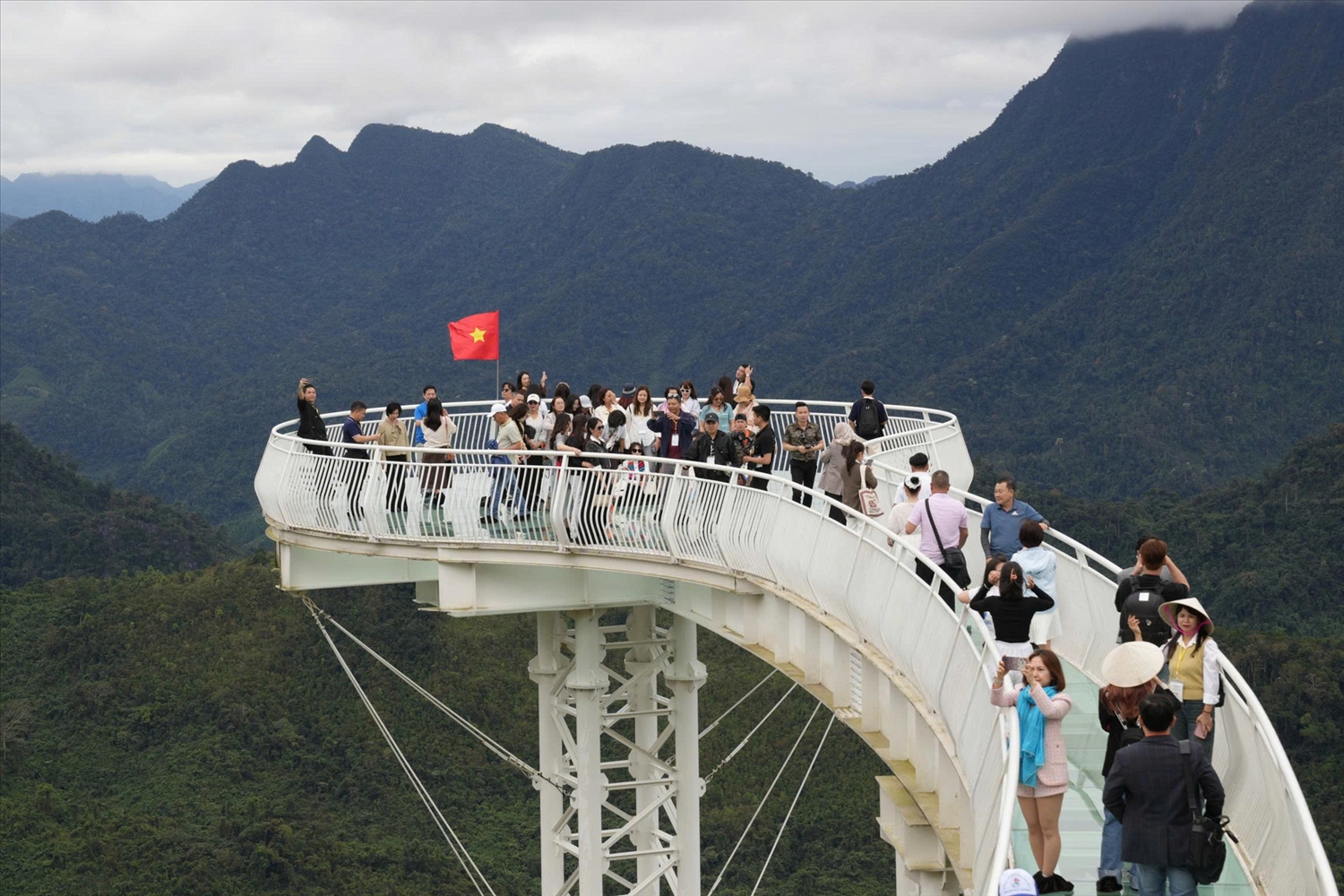 Du khách check-in tại Cổng trời Đông Giang.