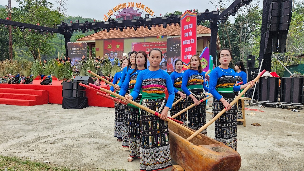 Hình ảnh người đồng bào Thái đang hòa tấu nhạc cụ.