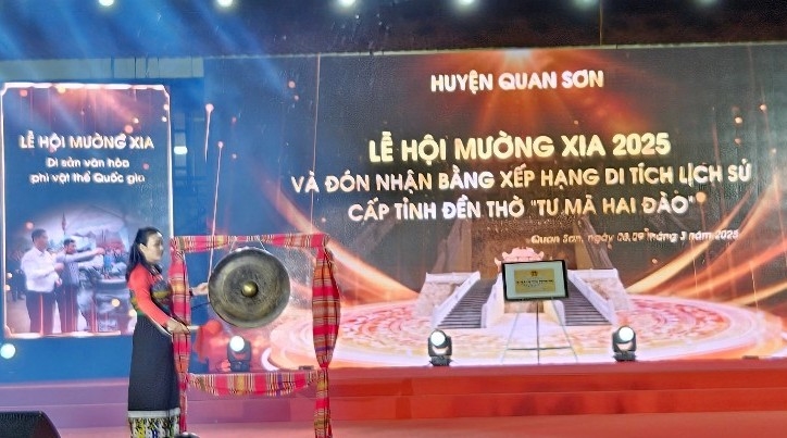 Lãnh đạo huyện Quan Sơn đánh cồng chiêng khai mạc lễ hội