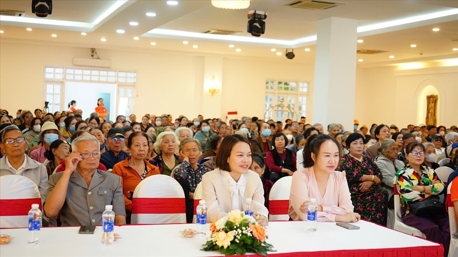 Các đại biểu, người cao tuổi tham gia Hội thảo, lắng nghe các bác sĩ trình bày các bệnh lý thường gặp ở người cao tuổi và phương pháp điều trị các bệnh lý 