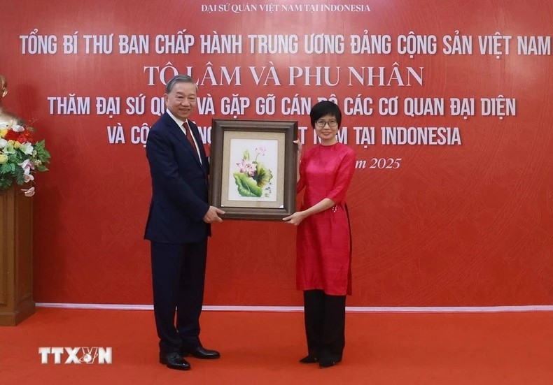 Tổng Bí thư Tô Lâm tặng quà cho Phái đoàn Việt Nam tại ASEAN. (Ảnh: THỐNG NHẤT/TTXVN)