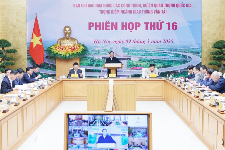 Phiên họp được tổ chức trực tiếp kết hợp trực tuyến giữa đầu cầu trụ sở Chính phủ với 44 tỉnh, thành phố trực thuộc Trung ương đang có các công trình, dự án quan trọng quốc gia, trọng điểm ngành giao thông vận tải trên địa bàn - Ảnh: VGP/Nhật Bắc