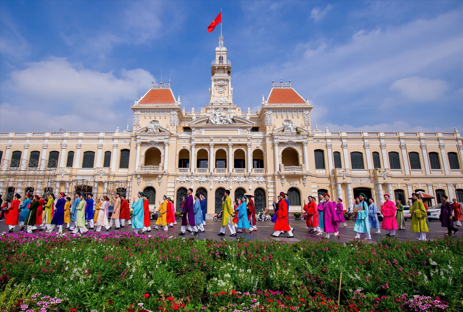 Hàng nghìn phụ nữ thành phố trong trang phục Áo dài truyền thống hòa mình vào vũ điệu Áo dài tại buổi lễ.Ảnh: TL