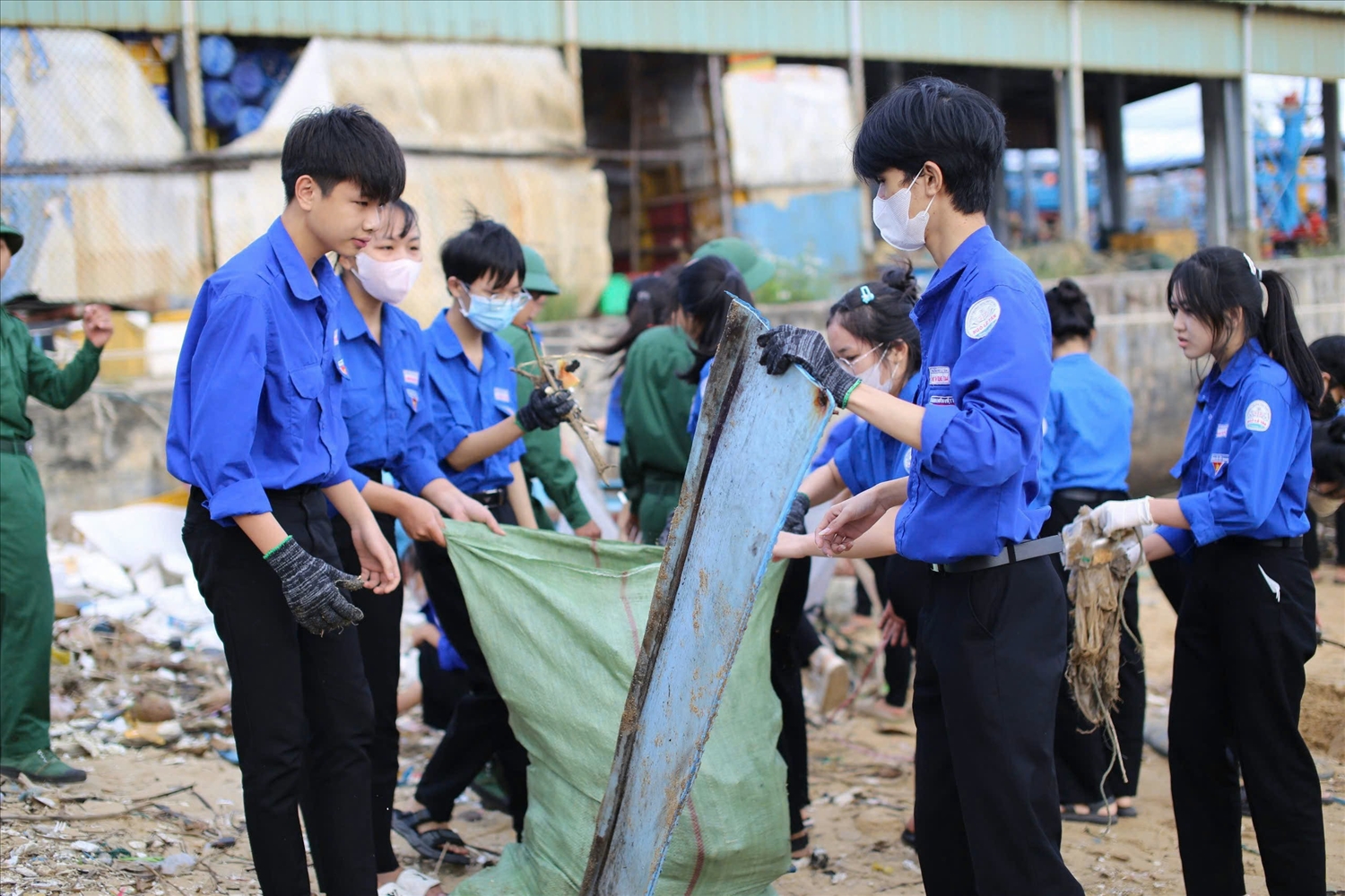 Thanh niên ra quân dọn dẹp rác ở bãi biển.