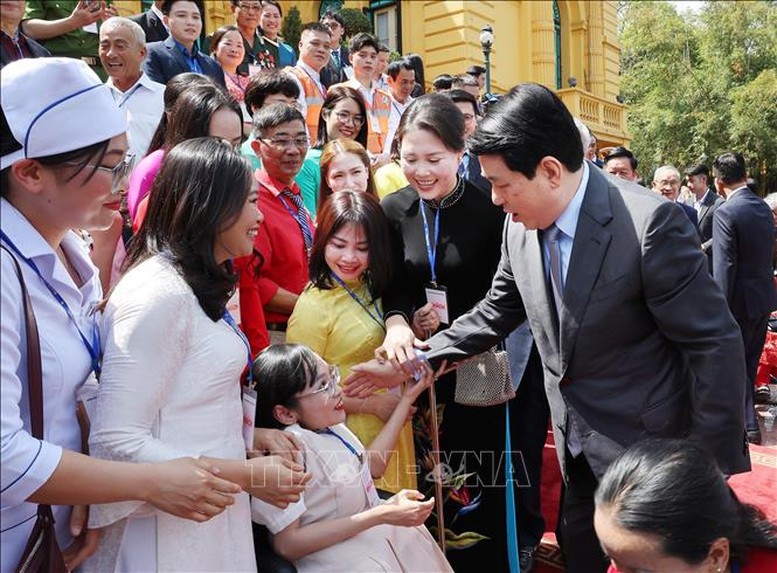 Chủ tịch nước Lương Cường thăm hỏi nhân vật trong chương trình “Việc tử tế”. Ảnh: TTXVN