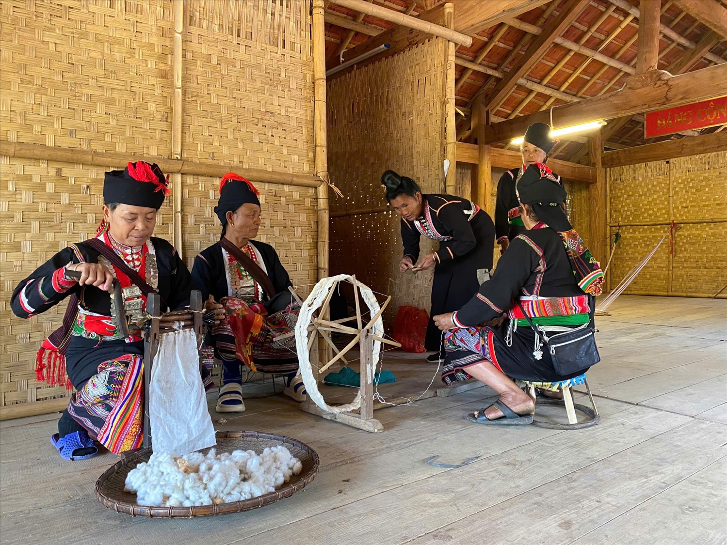 Bảo tồn, phát huy nghề may trang phục truyền thống dân tộc Khơ Mú bản Kéo, xã Pá Khoang, TP. Điện Biên Phủ, tỉnh Điện Biên (Ảnh minh họa).