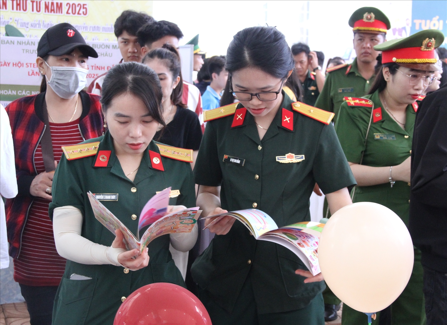 Cán bộ, chiến sĩ lực lượng vũ trang tìm hiểu, mua sách tại các gian hàng