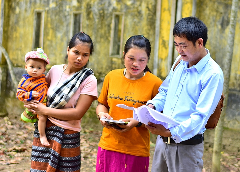 Ông Đoàn Văn Linh- Giám đốc HTX trồng và chiết xuất tinh dầu dược liệu Vanpa (ngoài cùng bên phải) hướng dẫn bàn con quy trình trồng cây dược liệu