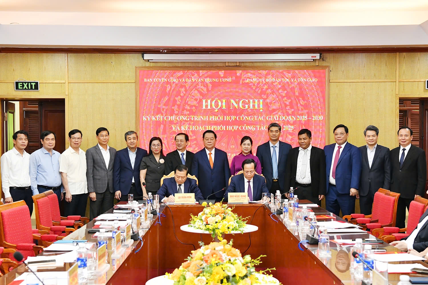 Ủy viên Trung ương Đảng, Bí thư Đảng ủy, Bộ trưởng Bộ Dân tộc và Tôn giáo Đào Ngọc Dung và Ủy viên Trung ương Đảng, Phó Trưởng ban Thường trực Ban Tuyên giáo và Dân vận Trung ương Lại Xuân Môn ký kết Chương trình phối hợp công tác giữa hai cơ quan.