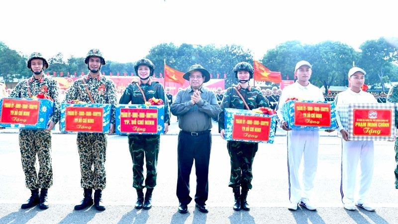 Thủ tướng Phạm Minh Chính tặng quà động viên các lực lượng Quân đội tham gia diễu binh, diễu hành. (Ảnh: THANH GIANG)