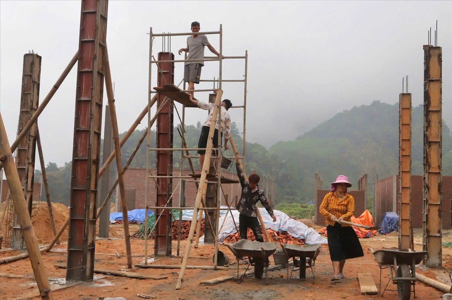 Các hộ dân trong diện di dời ở xã Tân Lập đang tập trung hoàn thành việc xây dựng nhà ở kiên cố