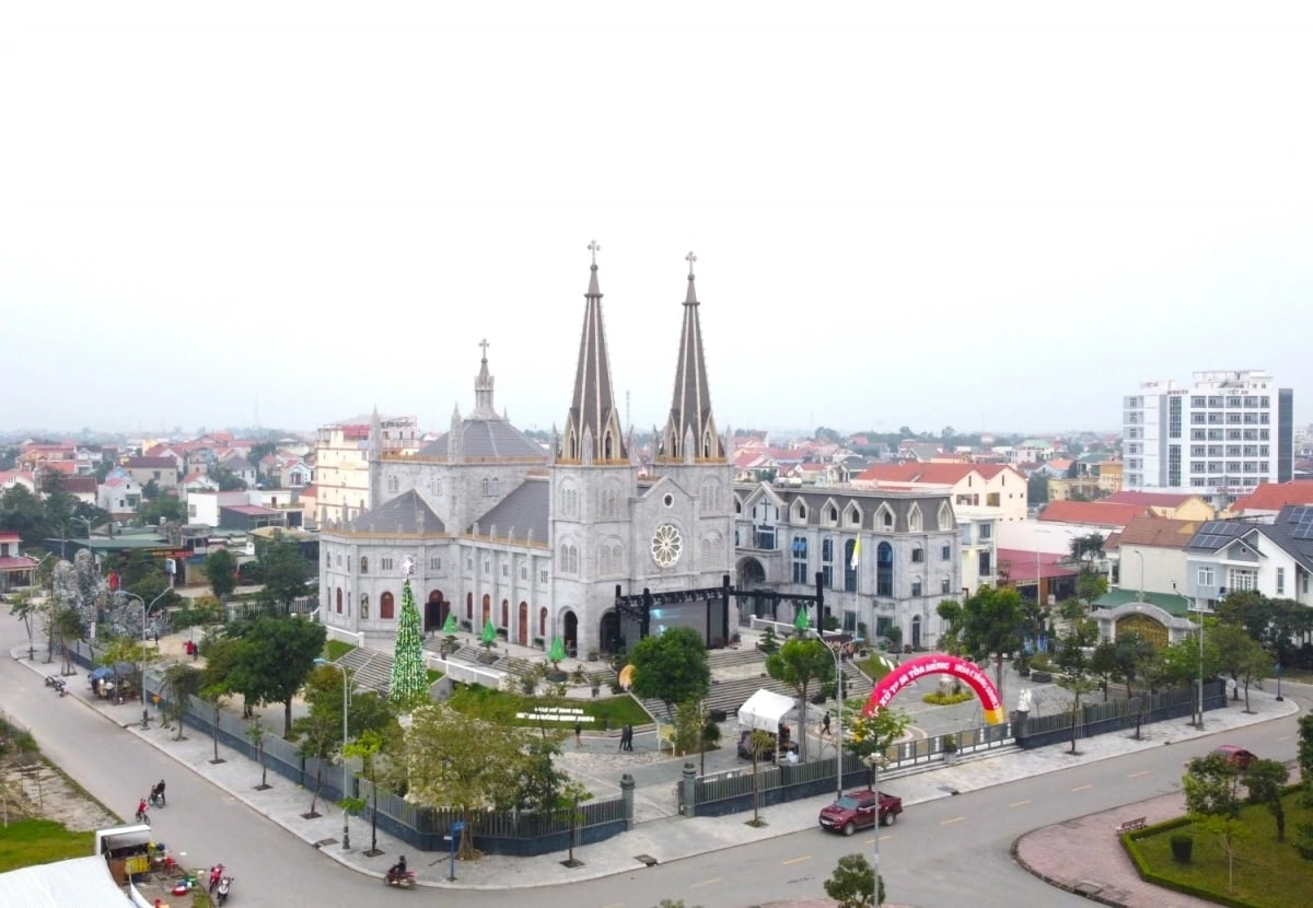 Nhà thờ giáo xứ Tam Tòa tọa lạc ở Phường phường Nam Lý, TP. Đồng Hới (Quảng Bình)