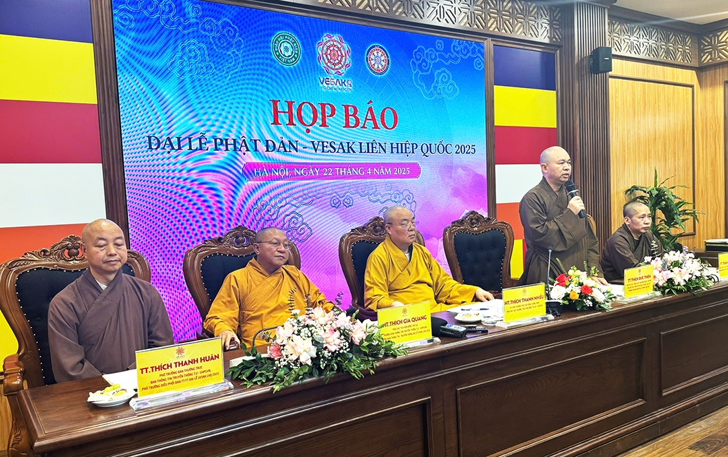 Thượng tọa Thích Đức Thiện - Phó Chủ tịch, Tổng Thư ký Hội đồng trị sự GHPG Việt Nam, Phó Chủ tịch, Tổng thư ký Đại lễ Vesak LHQ thông tin tại buổi Họp báo