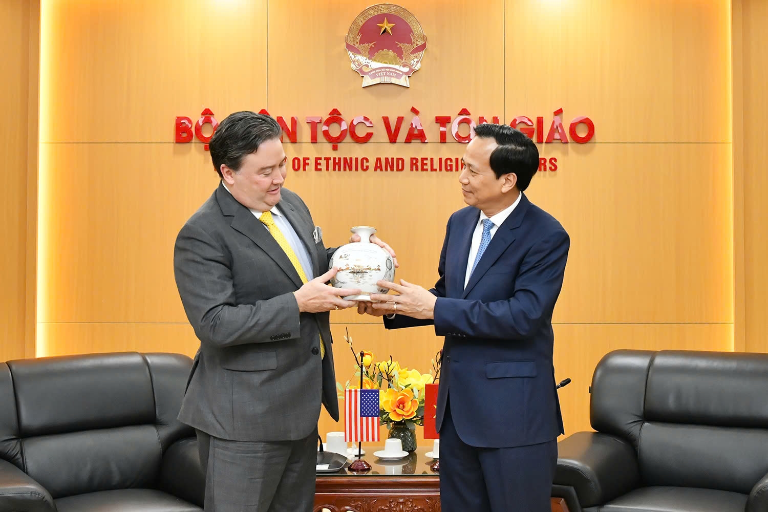 Bộ trưởng Đào Ngọc Dung tặng quà lưu niệm tới Ngài Marc E. Knapper, Đại sứ Đặc mệnh Toàn quyền Hợp chúng quốc Hoa Kỳ tại Việt Nam. 