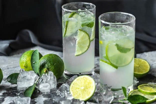 Uống nước chanh thường xuyên giúp cơ thể chống lại sự oxy hóa và làm sạch cơ thể